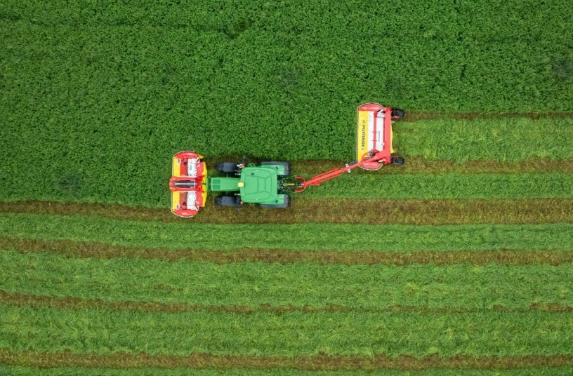 Perfect ground tracking for clean and tidy mowing<br>IMAGE SOURCE: PÖTTINGER Landtechnik GmbH