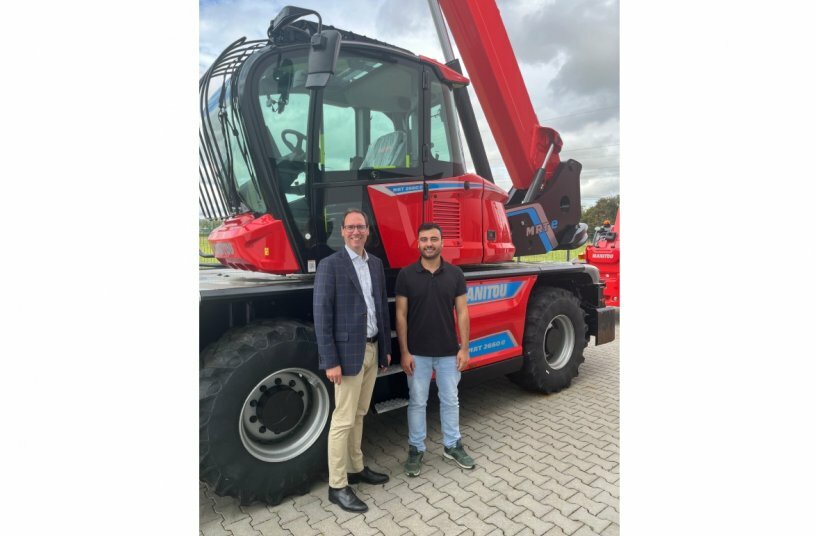 Ahmad with Managing Director Peter Wildemann in front of an MRT e<br>IMAGE SOURCE: Manitou Deutschland GmbH