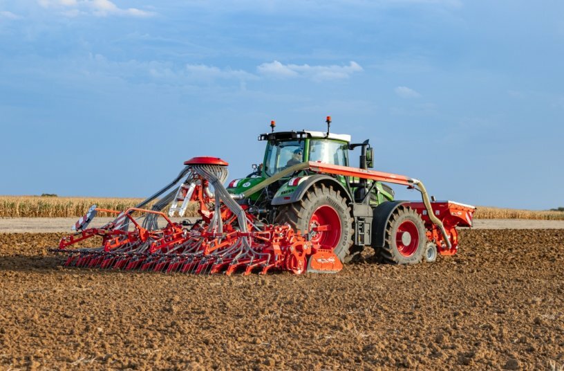 Foldable power harrow combination HR 6030 RCS<br>IMAGE SOURCE: KUHN SAS