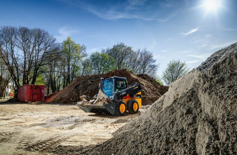 Tracked compact and skid steer loaders for Europe<br>IMAGE SOURCE: Hyundai Construction Equipment Europe