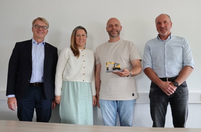 Katharina und Tim Lebensieg (Mitte) mit Jörg Saake (links), Zeppelin Vertriebsleiter Zweiwegetechnik, sowie Bernd Gerlach (rechts), leitender Verkaufsrepräsentant der Zeppelin Niederlassung Hannover.<br>BILDQUELLE: Zeppelin Baumaschinen GmbH