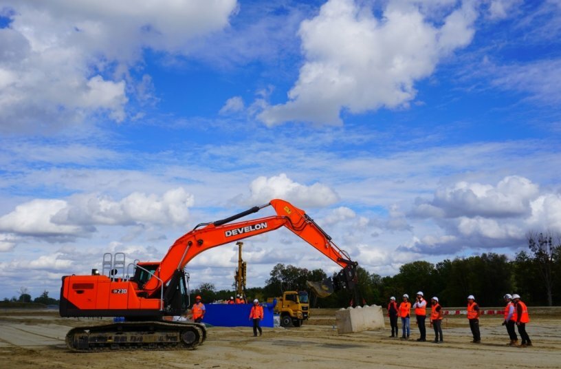 Successful Industry Demo for New Develon Series 9 Excavator<br>IMAGE SOURCE: DEVELON