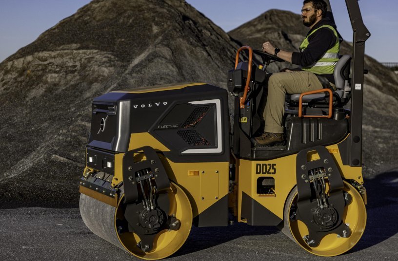 The DD25 Electric is a zero-exhaust emission compact double-drum asphalt compactor.<br>IMAGE SOURCE: Volvo Construction Equipment