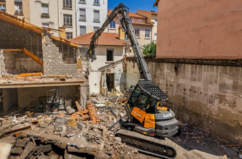 CASE Special Applications setzt ersten ultrakompakten Long-Reach Abbruchbagger in Lyon ein<br>BILDQUELLE: CASE