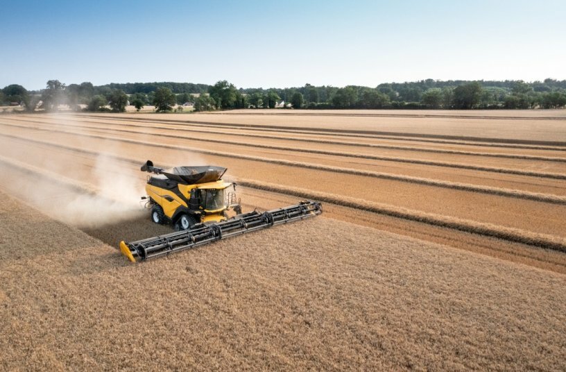 CR11 combine in the field<br>IMAGE SOURCE: CNH Industrial NV