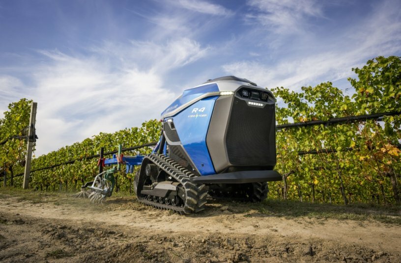 New Holland R4 Autonomous Robot<br>IMAGE SOURCE: CNH Industrial NV