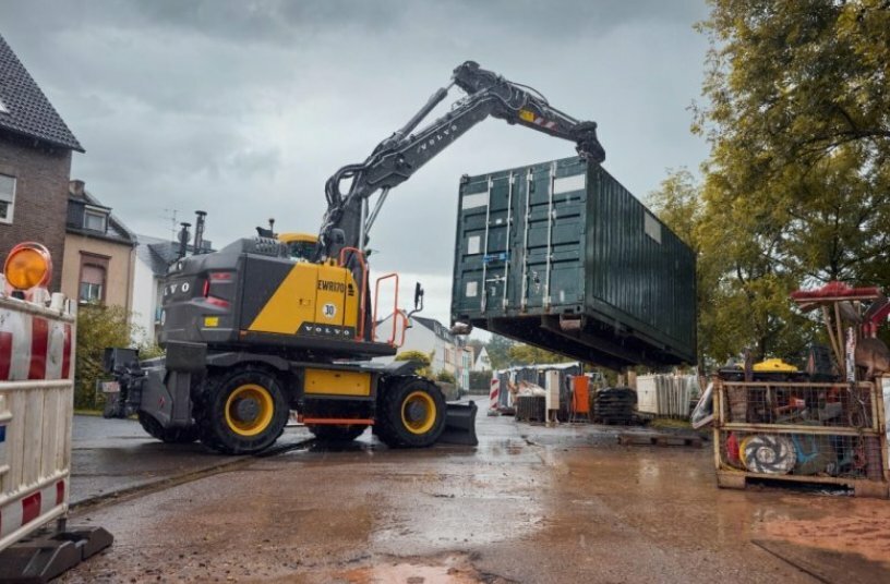 Swing into action - Volvo Construction Equipment unveil their new generation EWR150 and EWR170 short swing wheeled excavators<br>IMAGE SOURCE: Volvo Construction Equipment Germany GmbH