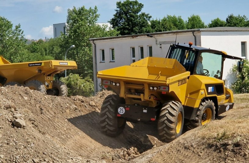 Thanks to its low center of gravity, the DT6 masters the steep curve very easily.<br>IMAGE SOURCE: Hydrema Baumaschinen GmbH