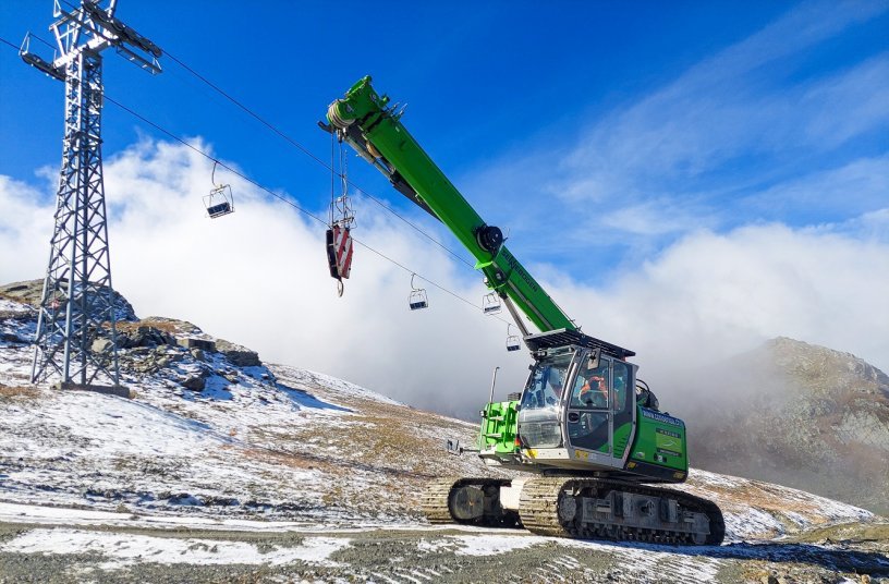 The telescopic crane independently overcomes the remaining 700 meters in altitude to the construction site with its own travel drive.<br>IMAGE SOURCE: SENNEBOGEN Maschinenfabrik GmbH