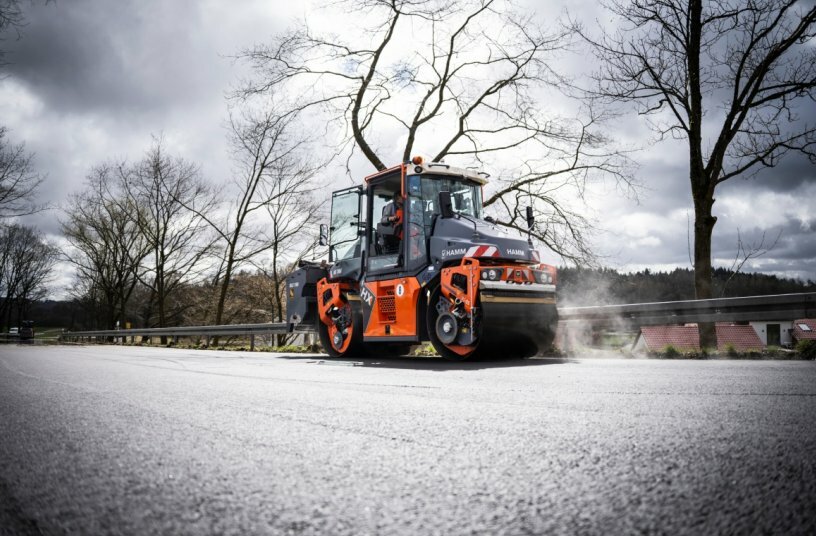 Smart Compact Pro in action on the L3161 between Olberode and Christerode. Automated compaction based on real-time asphalt density.<br>IMAGE SOURCE: WIRTGEN GROUP