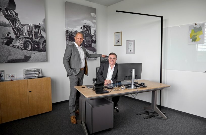 A significant moment for Weidemann: After more than 20 years, Bernd Apfelbeck (right) hands over responsibility as Commercial Managing Director to Andrew Voigt.<br>IMAGE SOURCE: Weidemann
