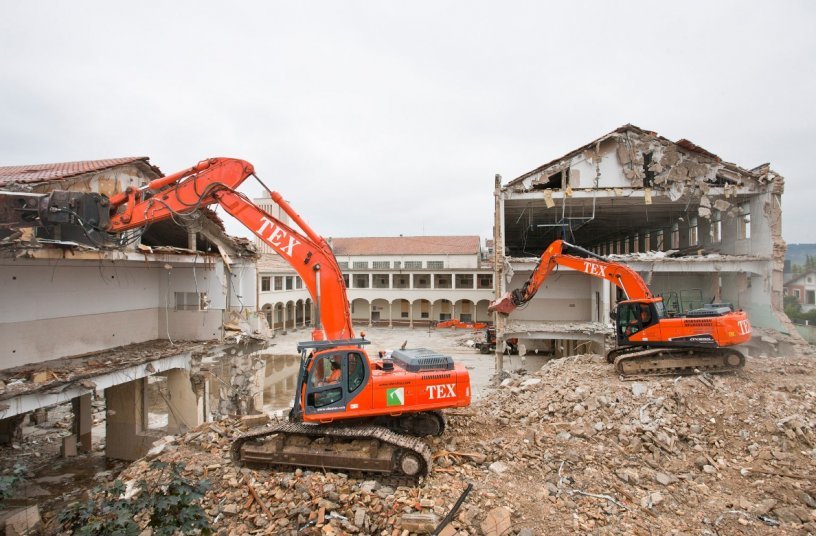 Demolition Salesianos TEX<br>IMAGE SOURCE: DOOSAN INFRACORE EUROPE S.R.O.
