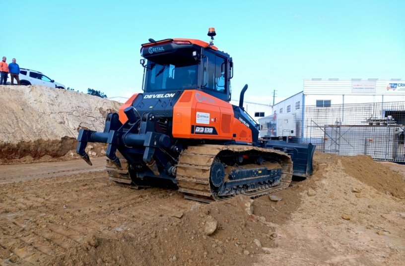 New Develon DD130 Dozer at CS Retail Construções<br>IMAGE SOURCE: DEVELON