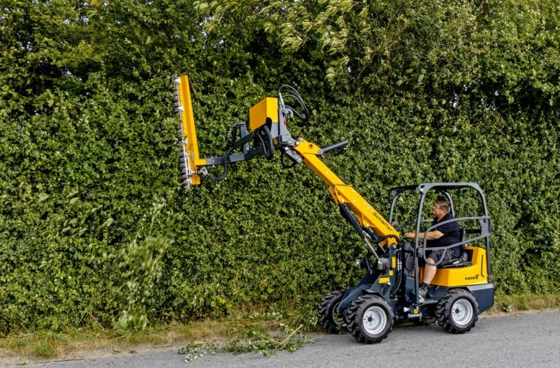 Der neue Schäffer 1422 T kombiniert die bewährte Kompaktheit des 1422 mit der Reichweite eines Teleskoparms und richtet sich damit gezielt an Garten- und Landschaftsbaubetriebe sowie Hausmeisterdienste.<br>BILDQUELLE: Schäffer Maschinenfabrik GmbH