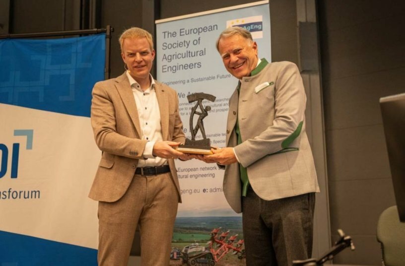 Klaus Pöttinger receives the den Award of Merit from laudator Boris Kettelhoit<br>IMAGE SOURCE: PÖTTINGER Landtechnik GmbH