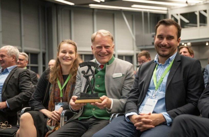 Klaus Pöttinger and his children Susanne und Richard bei der Preisverleihung in Hanover<br>IMAGE SOURCE: PÖTTINGER Landtechnik GmbH