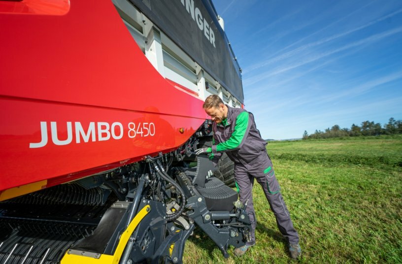 Proven JUMBO Produktfeature since 1999: swing-out knife bank<br>IMAGE SOURCE: PÖTTINGER Landtechnik GmbH