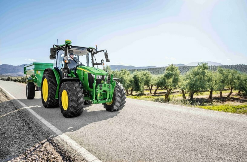 5M Traktor im Transport<br>BILDQUELLE: John Deere Walldorf GmbH & Co. KG