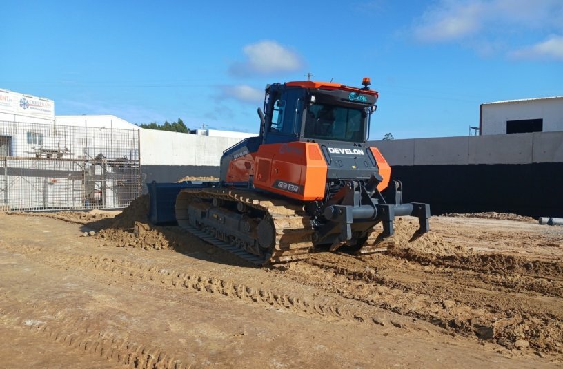 New Develon DD130 Dozer at CS Retail Construções<br>IMAGE SOURCE: DEVELON