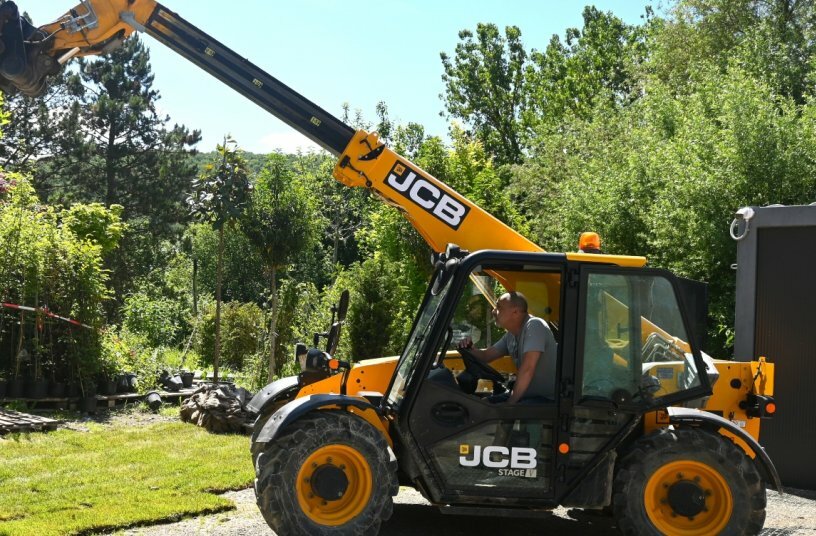 Die meisten Arbeiten der Zaiser Gartengestaltung GmbH können ohne schwere Maschinen nicht durchgeführt werden.<br>BILDQUELLE: AST GmbH & Co. KG