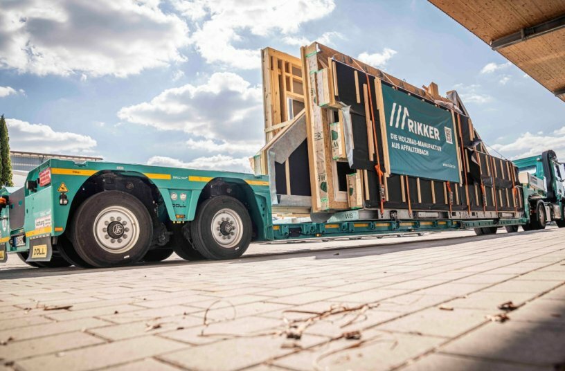 Transportlösung für übergroße Holzmodule: Rikker setzt auf DOLL Tiefbett<br>BILDQUELLE: DOLL Fahrzeugbau GmbH