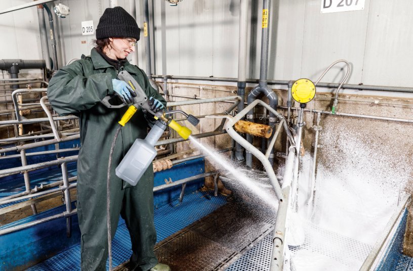 The DUO Advanced cup foam lance can also be used for disinfecting stables and barns. <br>IMAGE SOURCE: Kärcher SE & Co. KG