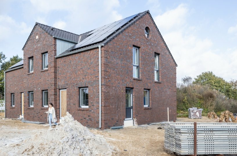 A residential estate comprising semi-detached and multi-familiy houses built to solid construction standards was developed in the Grünes Quartier in Steinfeld.<br>IMAGE SOURCE: PERI SE