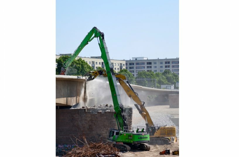 The road surface and the road slabs of the remaining bridge sections were removed using demolition hammers and demolition shears.<br>IMAGE SOURCE: Sennebogen