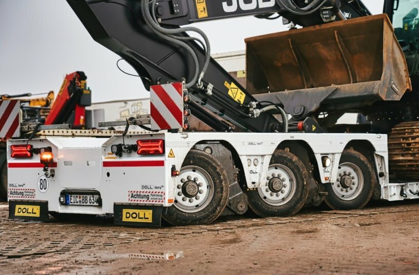 Maximale Effizienz auf minimaler Höhe: Bode Bautechnik setzt auf DOLL Tiefbett<br>BILDQUELLE: DOLL Fahrzeugbau GmbH