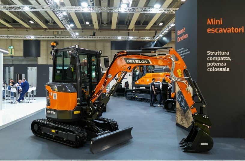 Double milestone at Samoter: Develon launches Series 9 and wins the Innovation Award with E-Stop technology<br>IMAGE SOURCE: Develon