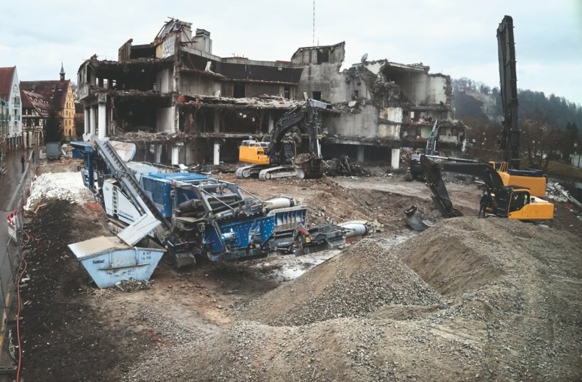 Demolition work in inner-city areas is always a challenge. In many cases, an adequate power infrastructure is not available.<br>IMAGE SOURCE: Kleemann