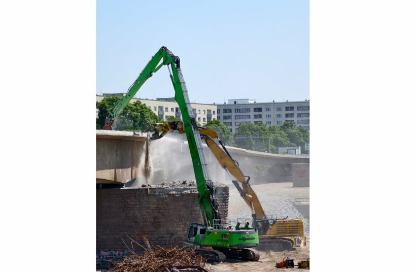 Mit Abbruchhammer und Abbruchschere wurden die Fahrbahndecke sowie die Fahrbahnplatten der verbliebenen Brückenzüge abgetragen. <br>BILDQUELLE: Sennebogen
