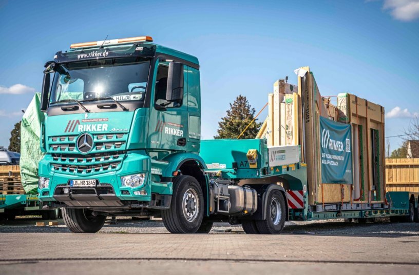 Transportlösung für übergroße Holzmodule: Rikker setzt auf DOLL Tiefbett<br>BILDQUELLE: DOLL Fahrzeugbau GmbH
