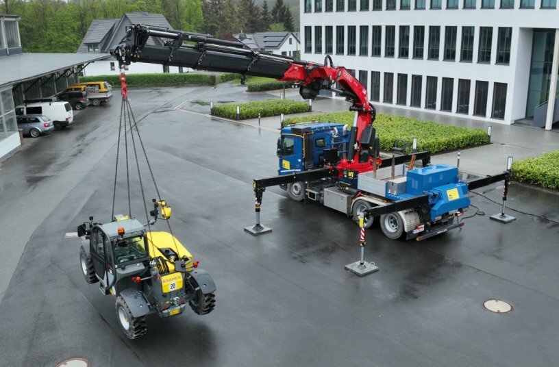 FASSI Ladekran auf Abrollcontainer-Chassis<br>BILDQUELLE: Oschütz und maschinen + Technik; FASSI Deutschland GmbH
