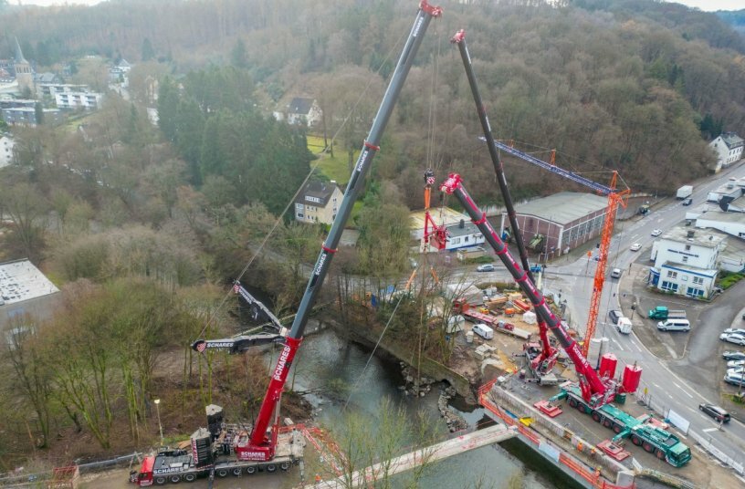 The LTM 1450-8.1 takes up part of the load over the Wupper. To do this, its hook is attached at height to a special triangular cross beam.<br>IMAGE SOURCE: Liebherr-Werk Ehingen GmbH