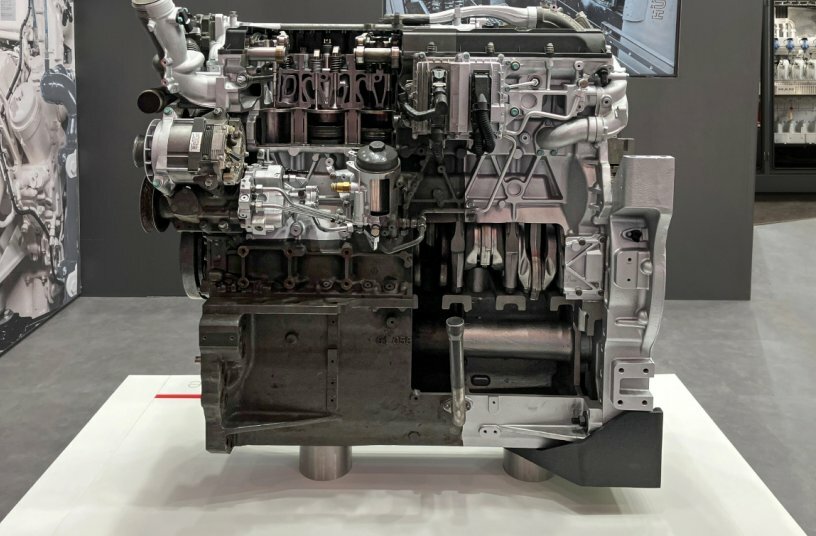 Cutaway model with comparison of a used and MAN Genuine Remanufac-tured Engine MAN D2676 LE with oil pan support structure as used in the Fendt 1000 Vario.<br>IMAGE SOURCE: MAN Truck & Bus SE