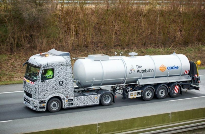 E-Lkw von Mercedes-Benz Trucks bringt Sole auf Autobahn im Winterdienst aus<br>BILDQUELLE: Daimler Truck AG