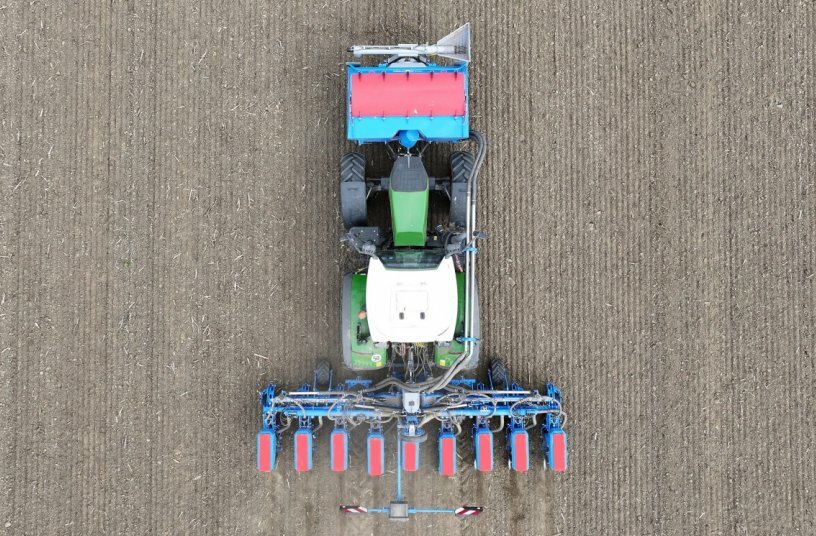 With the Faya MF, LEMKEN introduces its first classic precision seed drill for sowing row crops.<br>IMAGE SOURCE: LEMKEN GmbH & Co. KG