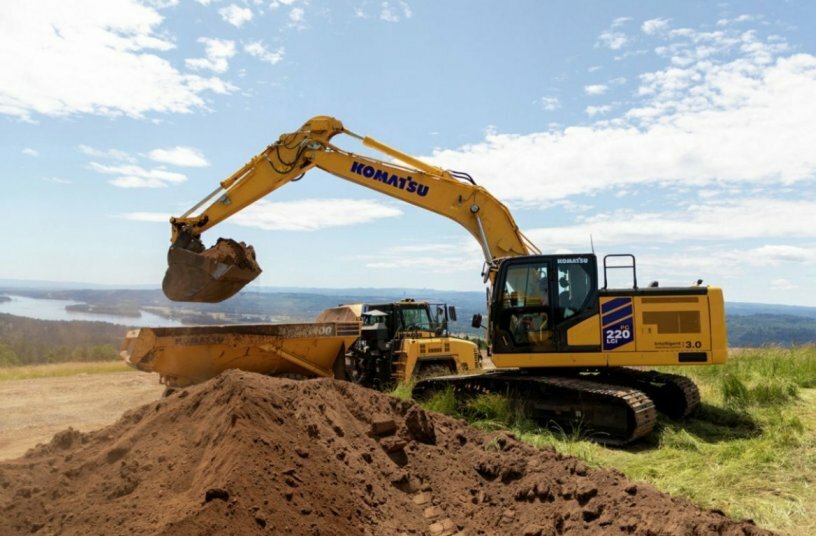 Komatsu ging zurück ans Reißbrett und gestaltete die Fahrerkabine neu, um ein Arbeitsumfeld zu schaffen, das komfortabel, effizient und mit intelligenter Technologie ausgestattet ist.<br>BILDQUELLE: Komatsu