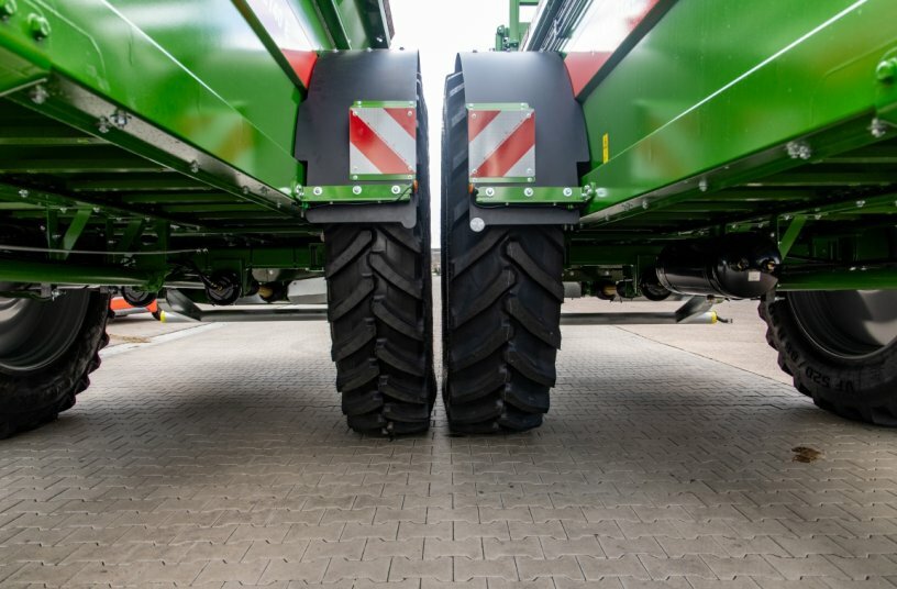 Comparison of the two tyres with EU type approval (CoC): on the left the VF 480/95 R50, on the right the new VF 520/85 R50.<br>IMAGE SOURCE: Ludwig Bergmann GmbH