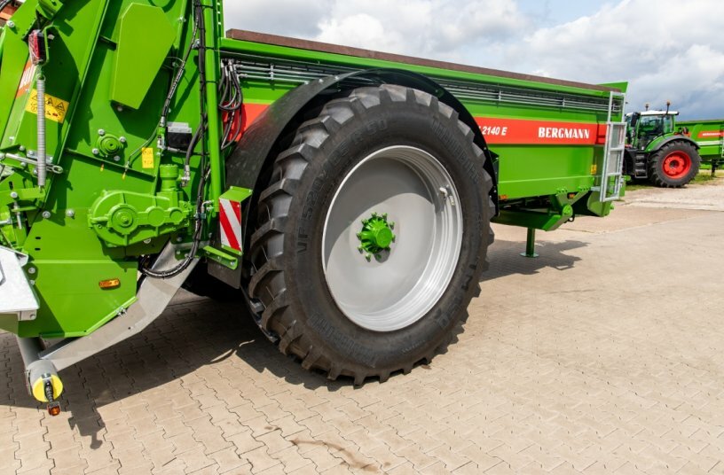 The TSW 2140 low-bed universal spreader with the new VF 520/85 R50 Trelleborg TM 150 TL 177 D tyres.<br>IMAGE SOURCE: Ludwig Bergmann GmbH