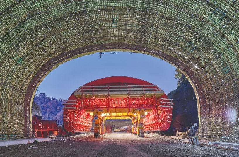 Das Projekt A26 zeichnet sich durch fünf verschiedene Tunnelquerschnitte aus. Hinzu kommen enge Radien von 50 m bis 750 m in den Kurven und die verschiedenen Steigungen, welche die Umsetzung des neuen Verkehrsnetzes erschweren. <br>BILDQUELLE: PERI SE