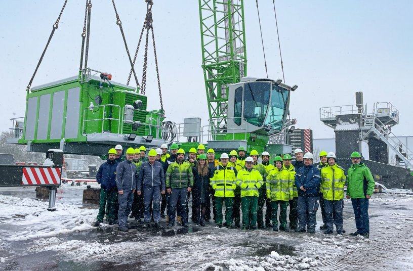 A large team of employees has accompanied the 880 EQ from production to sales over the years and said goodbye to the last of its kind before it was shipped out<br>IMAGE SOURCE: SENNEBOGEN Maschinenfabrik GmbH