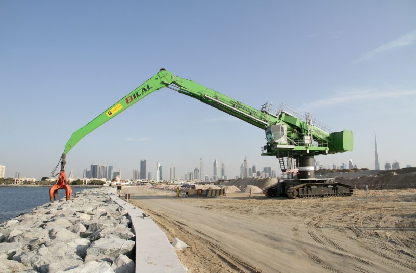Maschine für besondere Einsatzzwecke: Küstenbefestigung in Dubai <br>BILDQUELLE: SENNEBOGEN Maschinenfabrik GmbH
