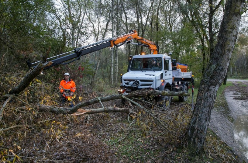 Unimog U 5023 working in the forest<br>IMAGE SOURCE: Daimler Truck AG