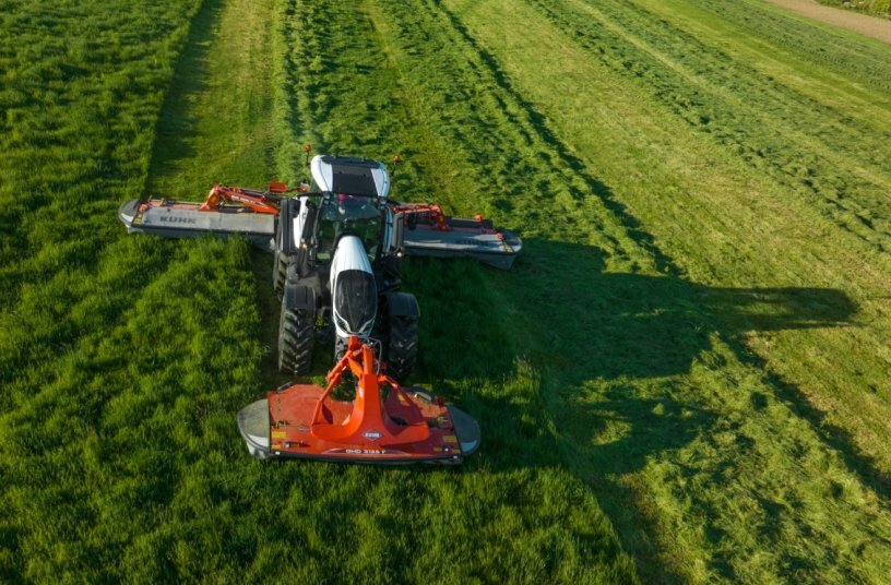 Disc mower with grouper featuring an auger GMD 9530 RV<br>IMAGE SOURCE: KUHN SAS