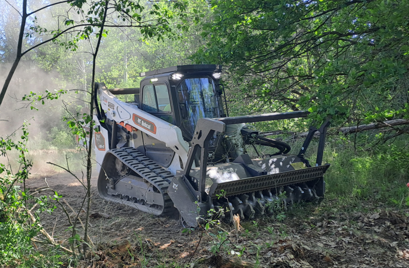 T86-2 track loader equipped with a forestry cutter<br>IMAGE SOURCE: LECTURA GmbH