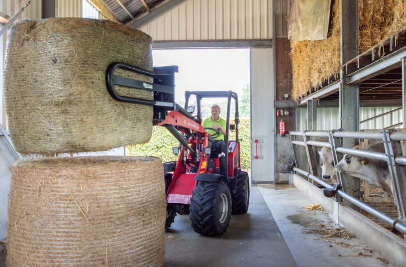 Wheel loader with bale clamp<br>IMAGE SOURCE: TOBROCO-GIANT