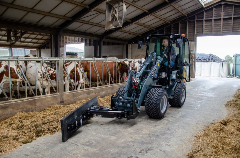 G2200E with hydraulic feed and manure scraper<br>IMAGE SOURCE: TOBROCO-GIANT