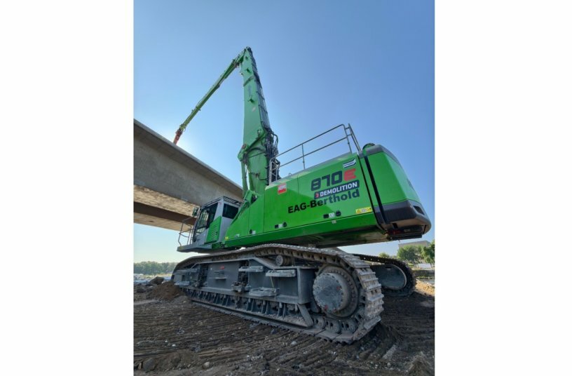 The 117-ton demolition machine from SENNEBOGEN has a reach of up to 36 m.<br>IMAGE SOURCE: Sennebogen